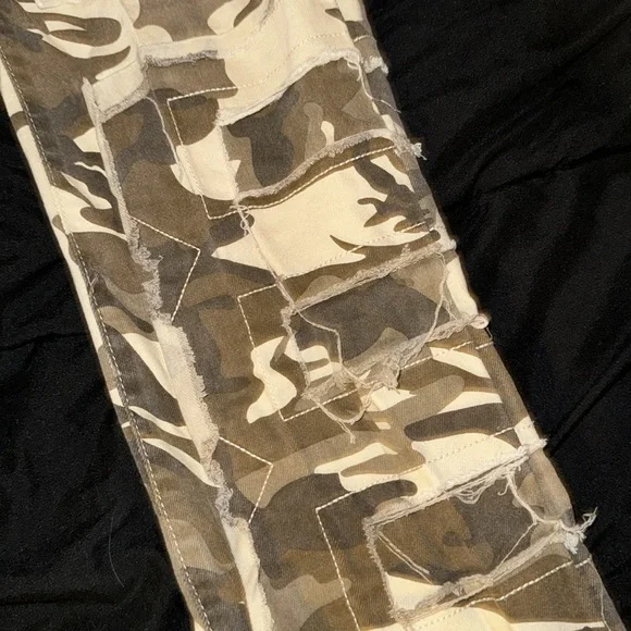 Men’s Streetwear Camo Jeans - Picture 3 of 6